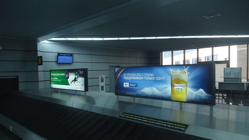 Лайтбоксы с рекламой компаний Мегафон и Балтика в аэропорту Сочи