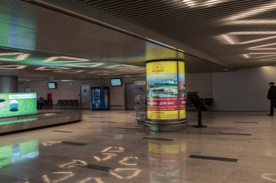 Лайтбокс с рекламой Синдика в зале выдачи багажа в аэропорту Внуково