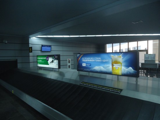 Лайтбоксы с рекламой компаний Мегафон и Балтика в аэропорту Сочи